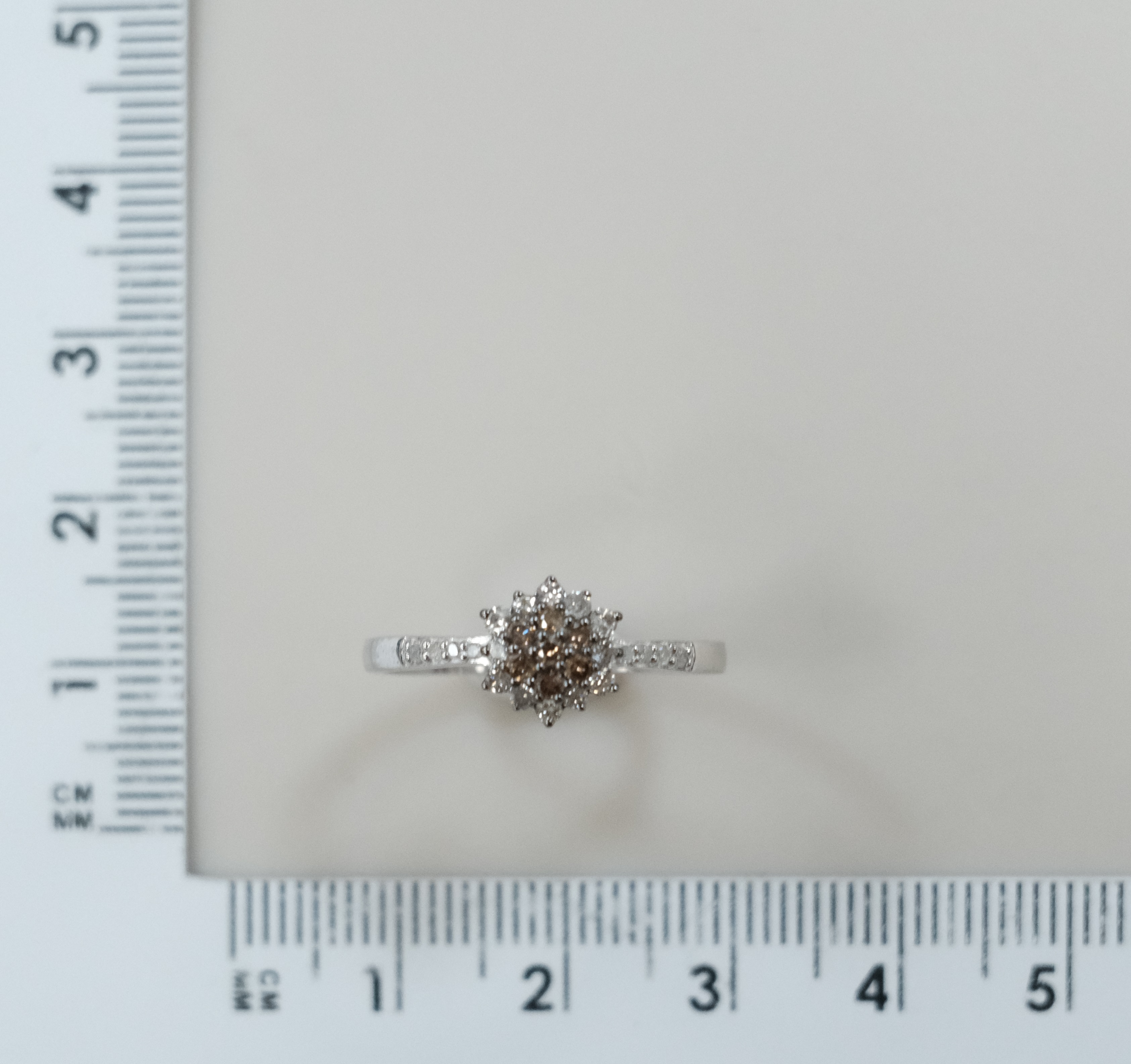 Серебряное кольцо с коньячными бриллиантами